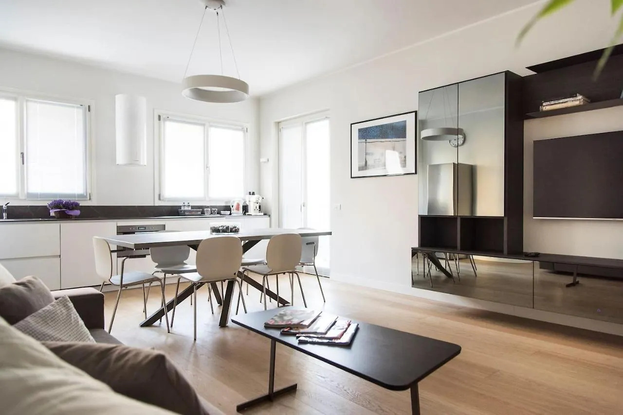 Brand New Apt , City Life District ميلان 0*,
